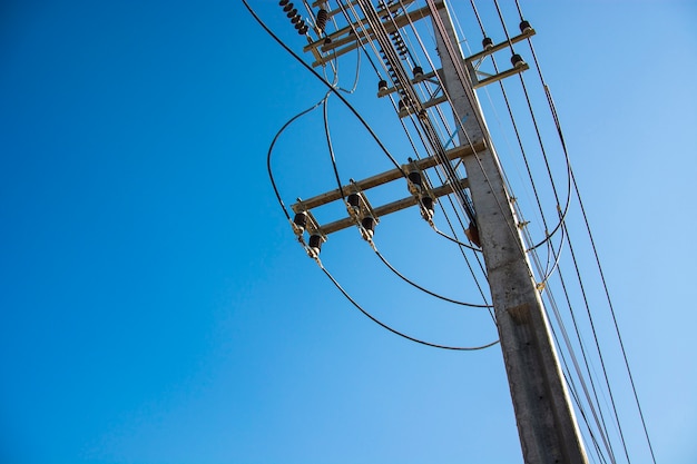 linee elettriche e cavi elettrici del palo con cielo blu.