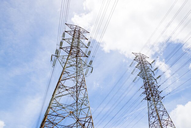 Linee elettriche e pilastri contro il cielo blu