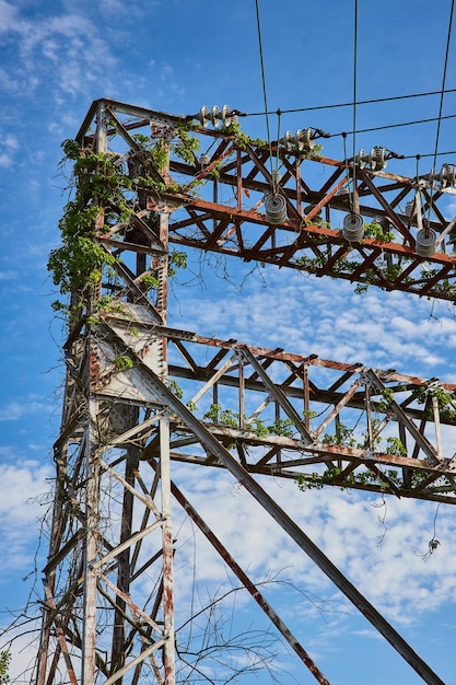 Linee elettriche, fili di torri elettriche abbandonati, cielo blu in decomposizione, nuvole bianche.