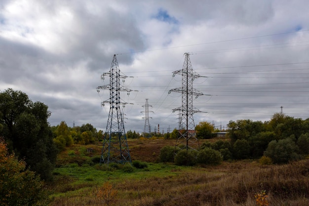 Linee elettriche sullo sfondo di un paesaggio tempestoso autunnale..