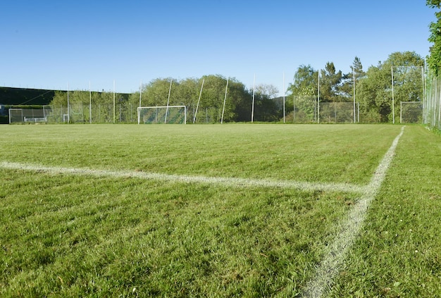 Linee sul campo da calcio e gol di calcio sullo sfondo di una giornata di sole