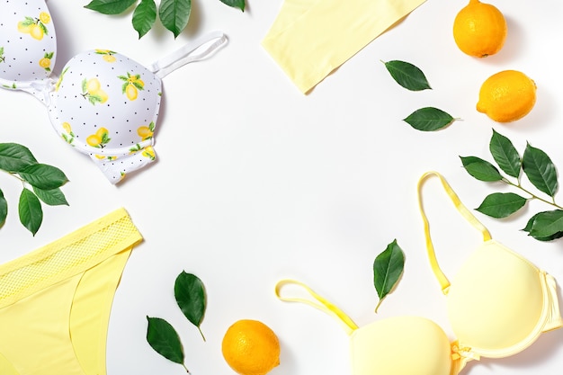 Lingerie con limoni su bianco, copia dello spazio