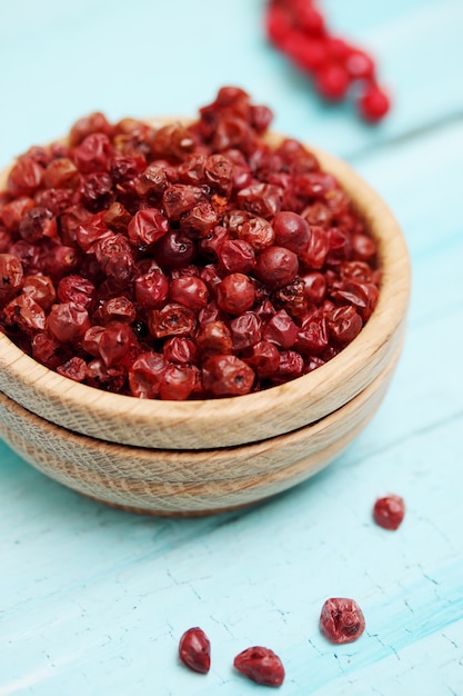 Lingonberry secco in una ciotola di legno