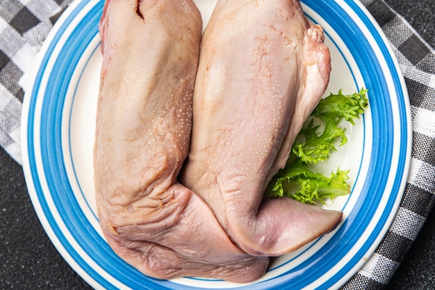 lingua cruda carne di maiale pasto sano cibo spuntino sul tavolo copia spazio sfondo cibo rustico