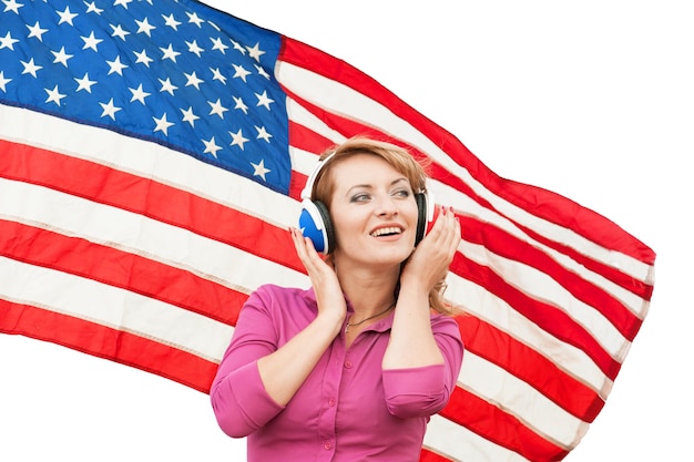 Lingua di apprendimento Giovane donna bionda inglese americana con bandiera americana all'aperto