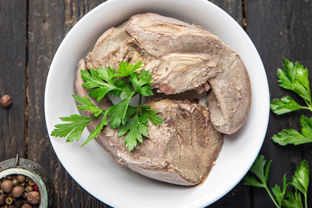 lingua di maiale carne cotta bollita porzione fresca pronta da mangiare spuntino sul tavolo spazio copia cibo