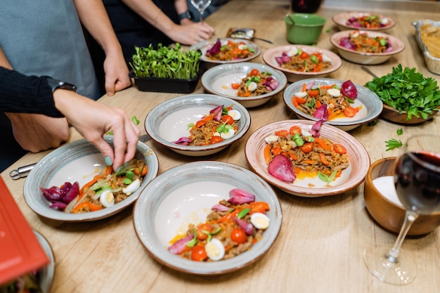 Lingua di manzo con insalata di funghi champignon Piatti in un ristorante sul tavolo persone