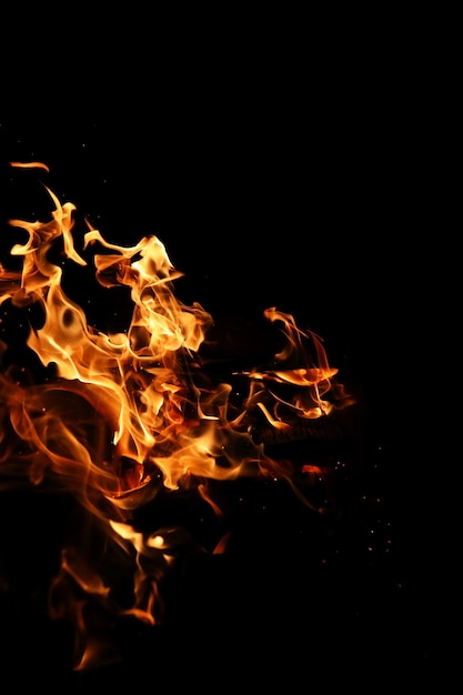Lingue di una fiamma di fuoco di colore giallo-arancio dalla combustione di legna da ardere