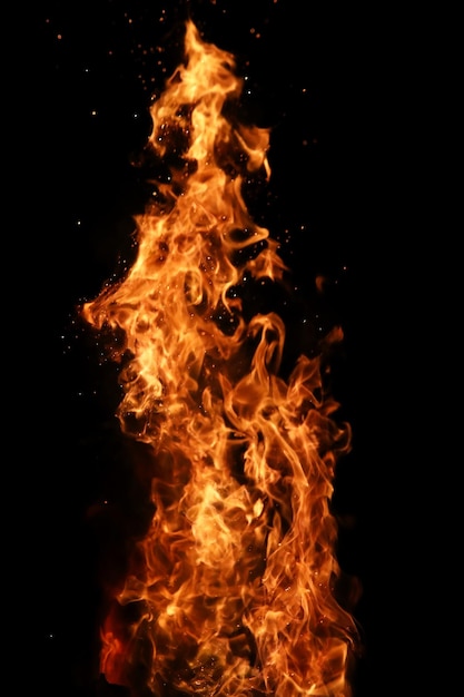 Lingue di una fiamma di fuoco di colore giallo-arancio dalla combustione di legna da ardere