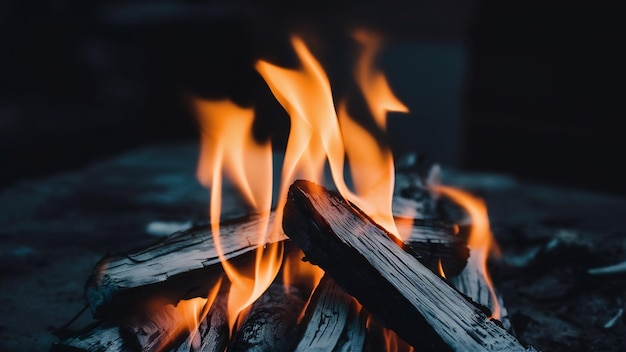 Lingue di una fiamma di fuoco di colore giallo arancione da legna da ardere