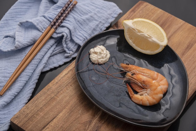 Linguine di gamberetti su una forchetta, isolati su sfondo bianco.