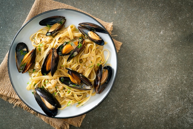 linguine spaghetti vongole salsa al vino bianco - pasta italiana ai frutti di mare con vongole e cozze