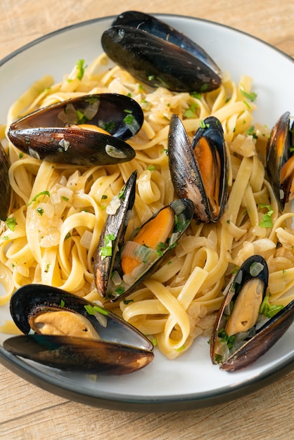 linguine spaghetti vongole salsa al vino bianco - pasta italiana ai frutti di mare con vongole e cozze