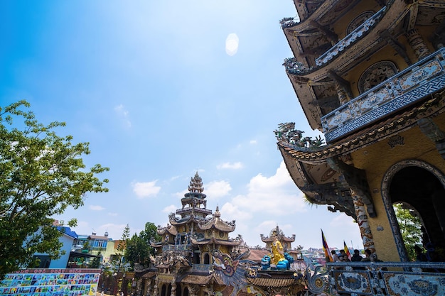 Linh Phuoc Pagoda a Da Lat Vietnam Dalat39s famoso punto di riferimento buddista porcellana vetro tempio Linh Phuoc Pagoda a Dalat Vietnam chiamato anche Dragon Pagoda