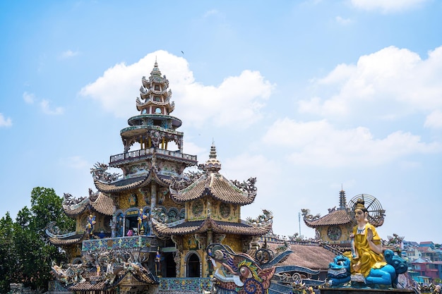 Linh Phuoc Pagoda a Da Lat Vietnam Dalat39s famoso punto di riferimento buddista porcellana vetro tempio Linh Phuoc Pagoda a Dalat Vietnam chiamato anche Dragon Pagoda