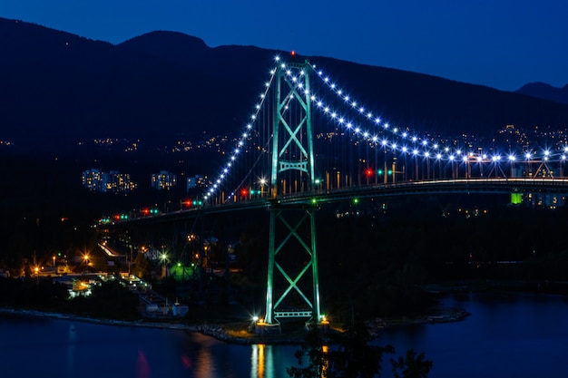 Lions Gate Bridge, Tramonto e sera della bellissima città sull'Oceano Pacifico a Vancouver in Canada.