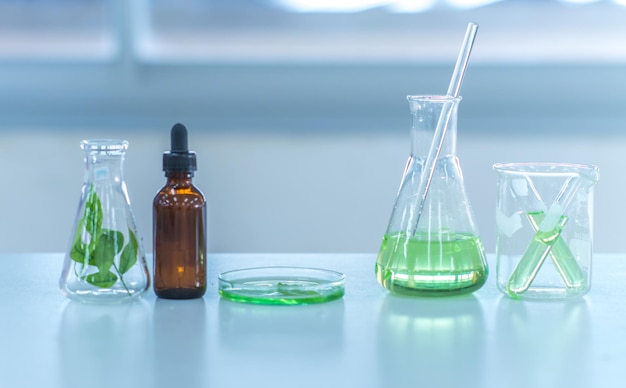 Liquidi su un tavolo di vetro in laboratorio