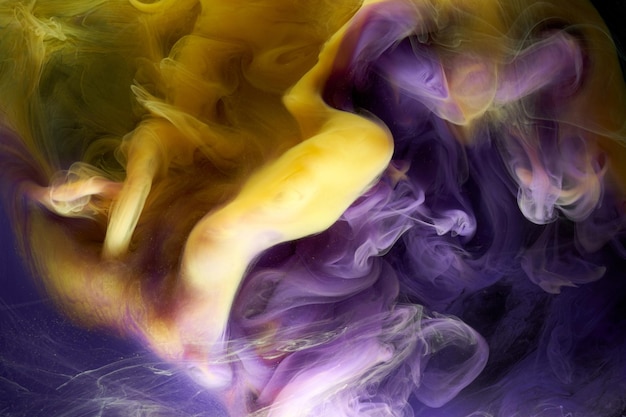 Liquido fluido arte astratto sfondo viola giallo danza acrilico vernici spazio subacqueo fumo oceano colore esplosione