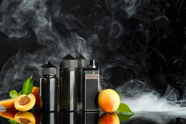 Liquido per vaporizzazione e fumo con frutta su sfondo nero con fumo