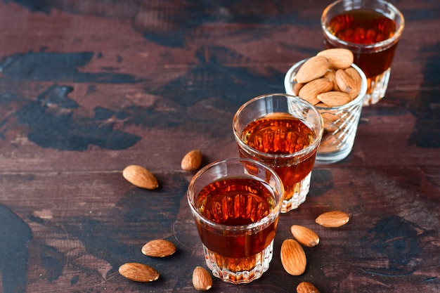 liquore alcolico italiano forte Amaretto con mandorle noci