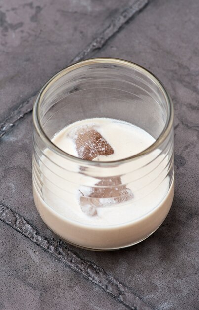 Liquore alla crema in vetri con ghiaccio su fondo concreto