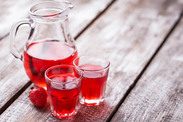 Liquore alla fragola in un bicchiere