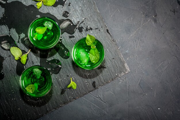 Liquore alla menta dolce e rinfrescante