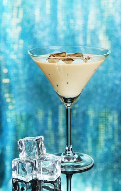 Liquore Baileys in vetro su sfondo blu