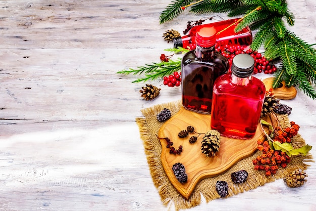 Liquore o tintura di bacche di festa di Capodanno come ingrediente per il cocktail di alcol di preparazione