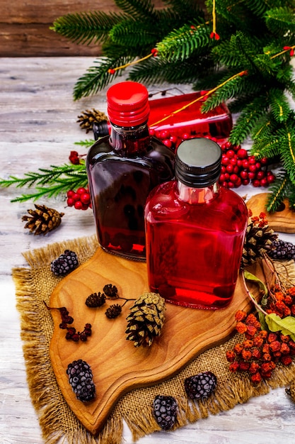 Liquore o tintura di bacche di festa di Capodanno come ingrediente per il cocktail di alcol di preparazione