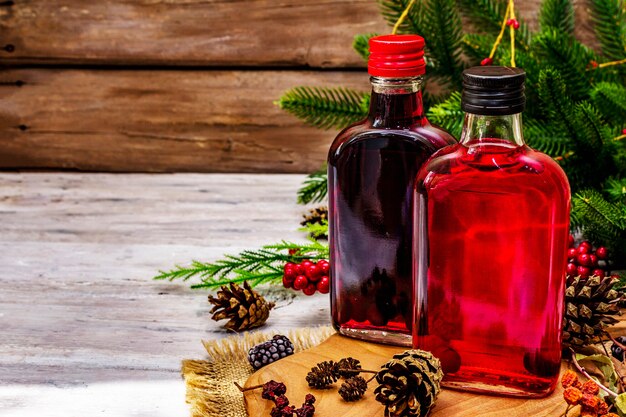 Liquore o tintura di bacche di festa di Capodanno come ingrediente per il cocktail di alcol di preparazione