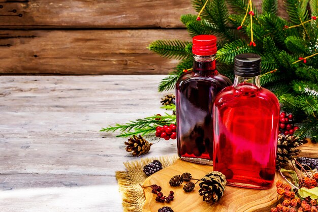 Liquore o tintura di bacche di festa di Capodanno come ingrediente per il cocktail di alcol di preparazione