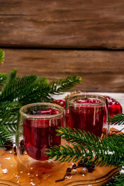 Liquore o tintura di bacche di festa di Capodanno come ingrediente per il cocktail di alcol di preparazione