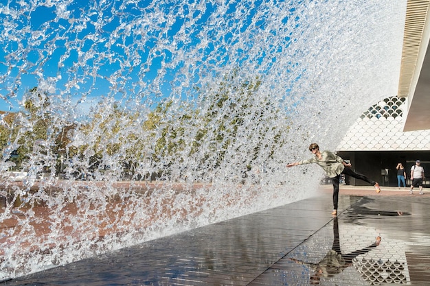 Lisbona Portogallo 10 ottobre 2017 La gente cammina sotto la fontana nel Parco delle Nazioni Lisbona Portogallo