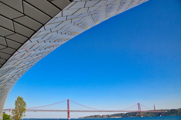Lisbona portogallo di aprile ponte sul fiume tago
