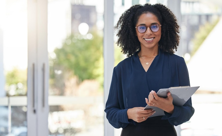 Foto lista di controllo del ritratto e donna d'affari in ufficio sorriso felice e fiducioso con mentalità positiva faccia del leader e dipendente aziendale femminile con appunti per programma di gestione e agenda