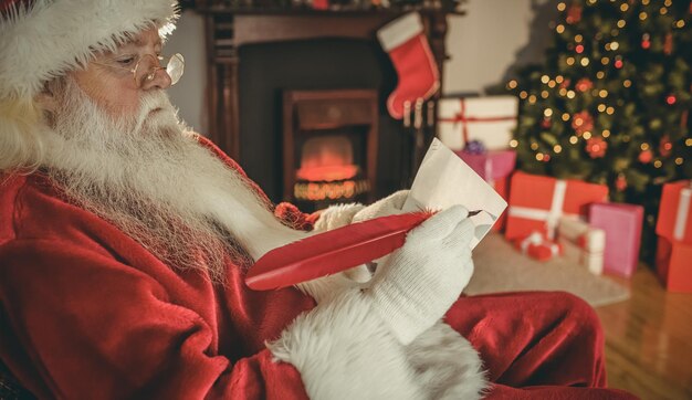 Lista di scrittura di Babbo Natale su scorrimento a casa nel soggiorno