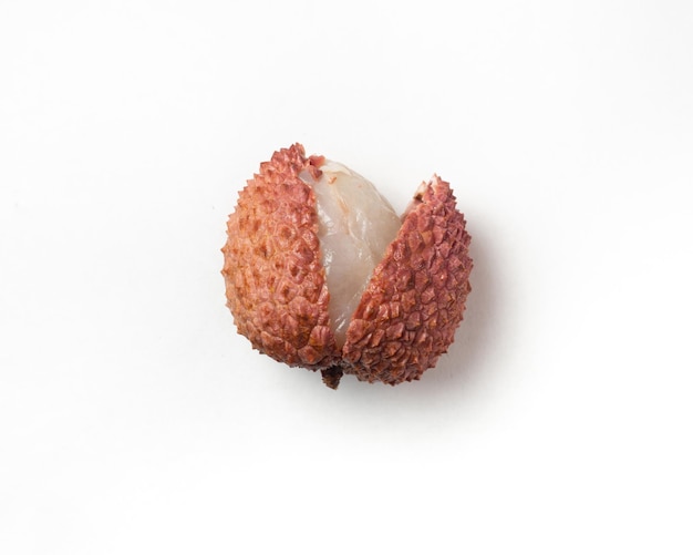 Litchi a fette Prugna cinese Litchi purificati Pezzi di frutta succosa su uno sfondo luminoso