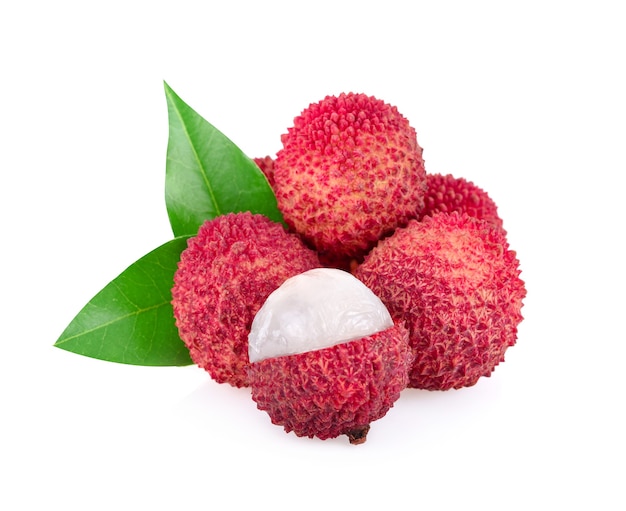 Litchi con foglie isolate su bianco