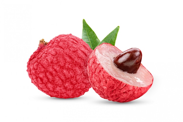 Litchi con foglie isolati su sfondo bianco