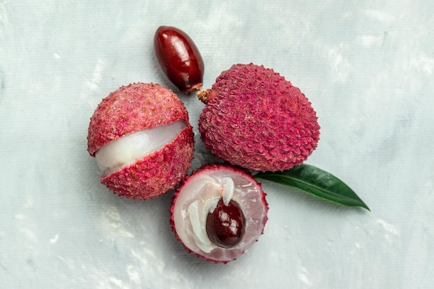 Litchi freschi con foglie su sfondo chiaro banner menu ricetta posto per la vista dall'alto del testo