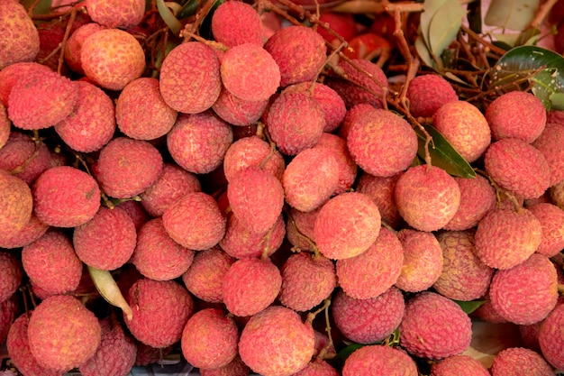 Litchi freschi nel mercato.