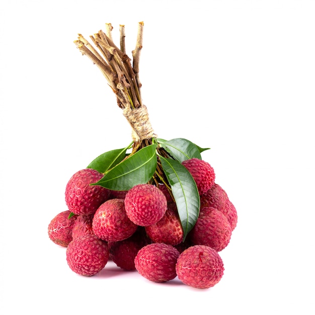 Litchi freschi o frutta tropicale del litchi isolata su fondo bianco