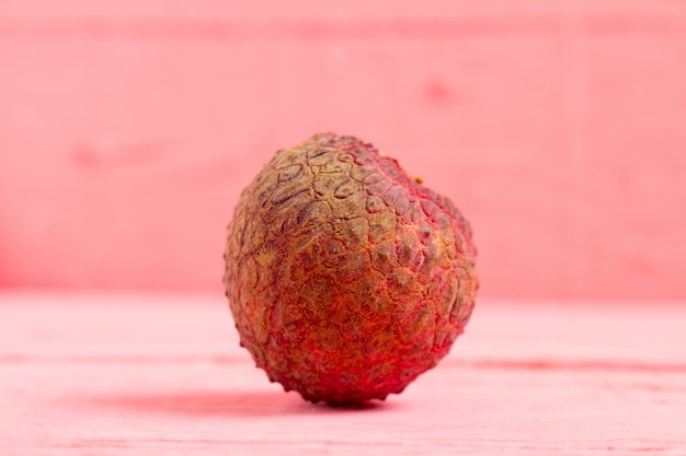 Litchi freschi su legno rosa