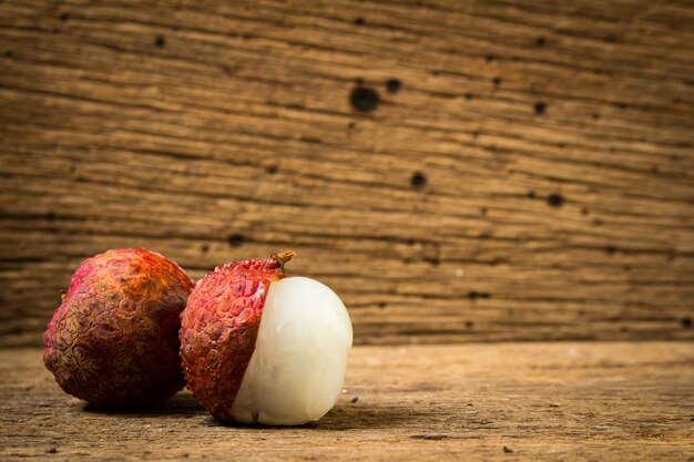 Litchi freschi su legno vecchio