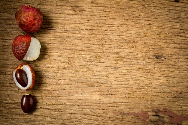 Litchi freschi su legno vecchio