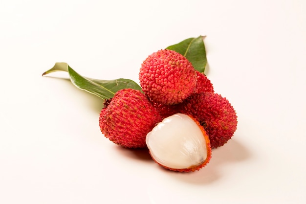 litchi freschi sulla superficie bianca. Frutta fresca