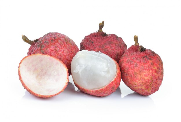 Litchi fresco sulla parete bianca