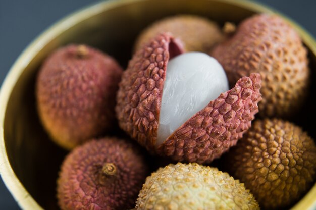 Litchi in una ciotola d&#39;oro.