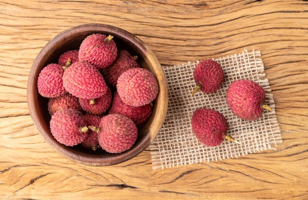 Litchi in una ciotola sopra il tavolo di legno.